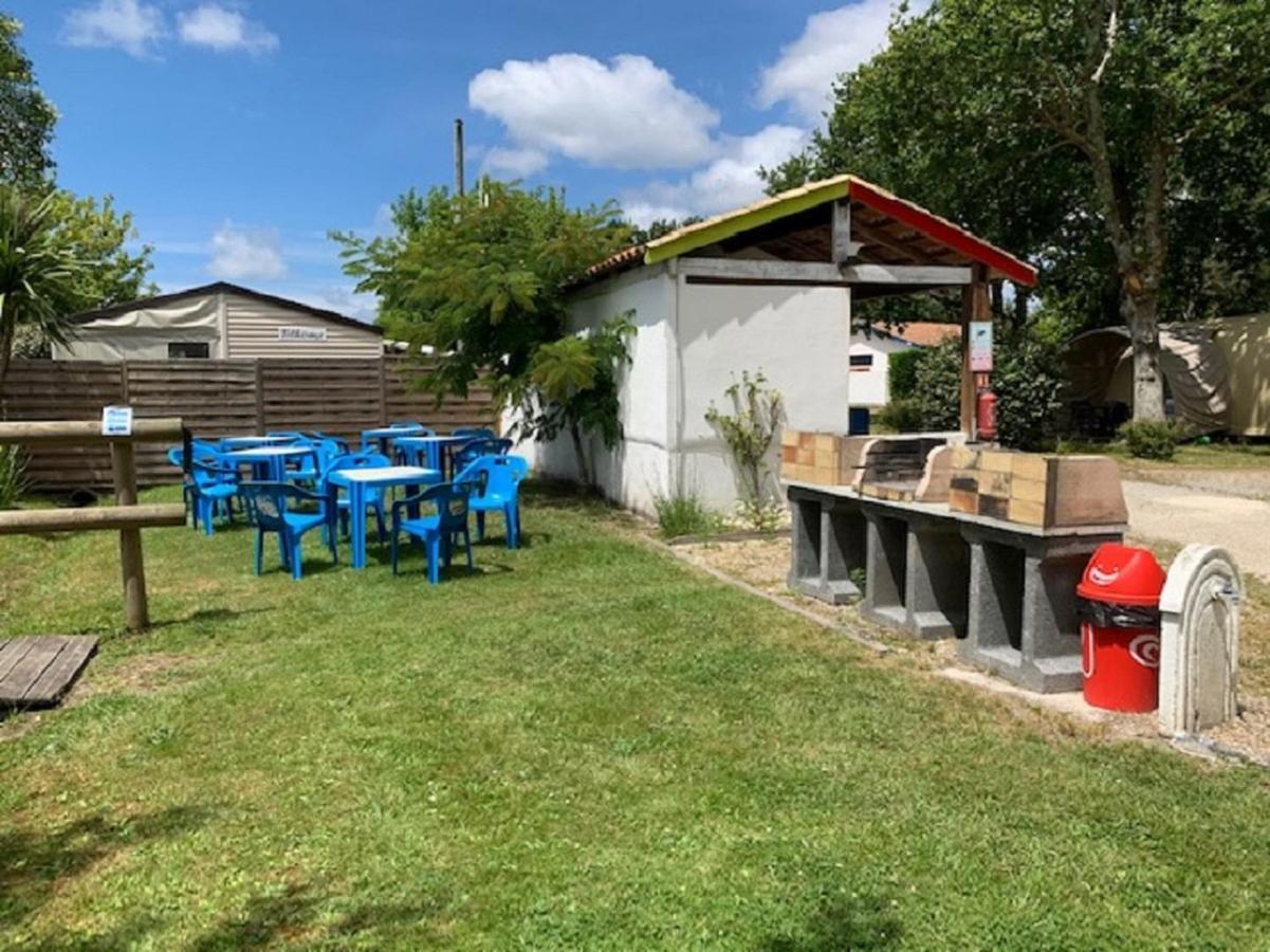 Hôtel Camping La Chesnays à Vendays-Montalivet Extérieur photo
