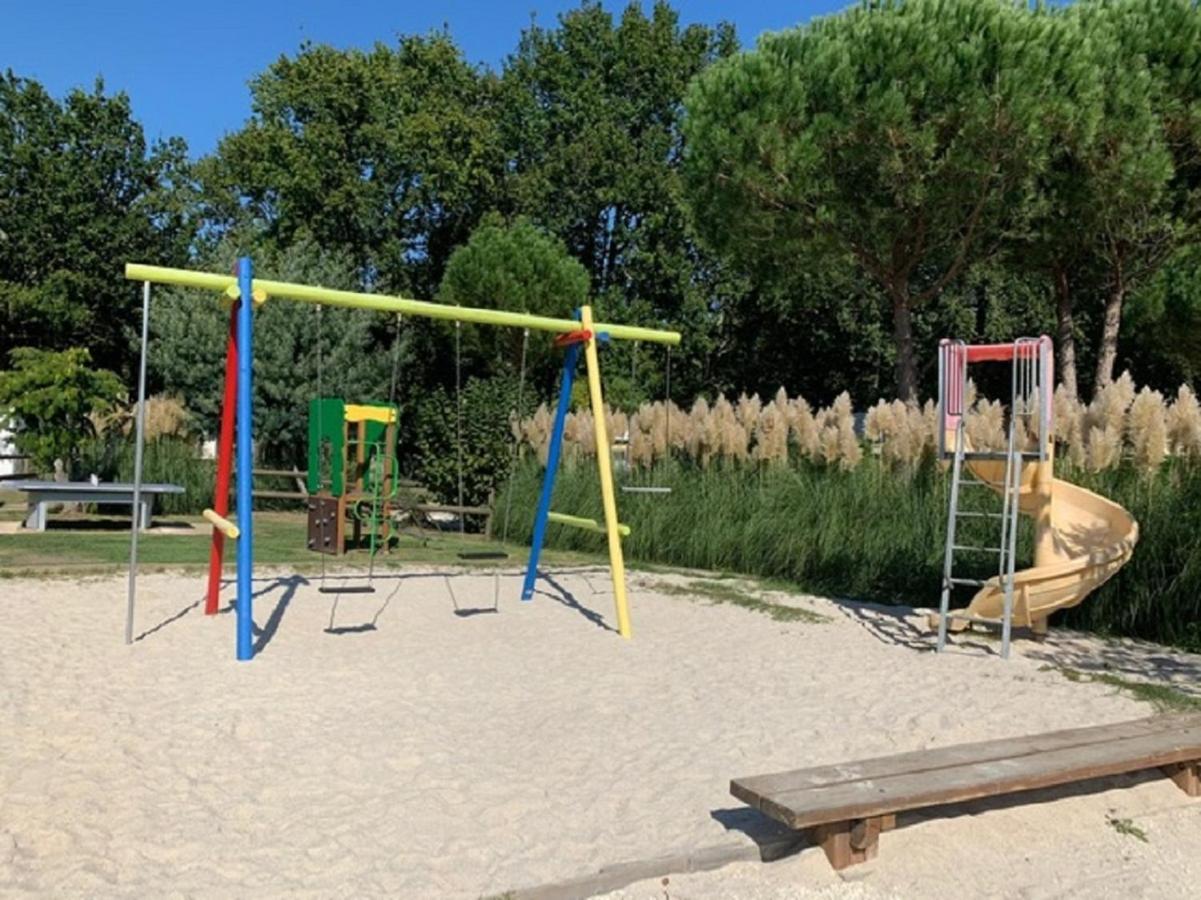 Hôtel Camping La Chesnays à Vendays-Montalivet Extérieur photo